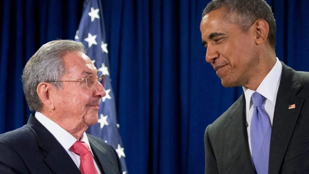 Obama abraza a Castro y se olvida de Charlie&nbsp;Hebdo